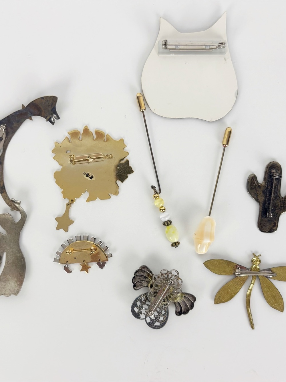 Lot of 10 Brooches Mixed Cat Sun Angel Shell Dragonfly - Picture 8 of 9